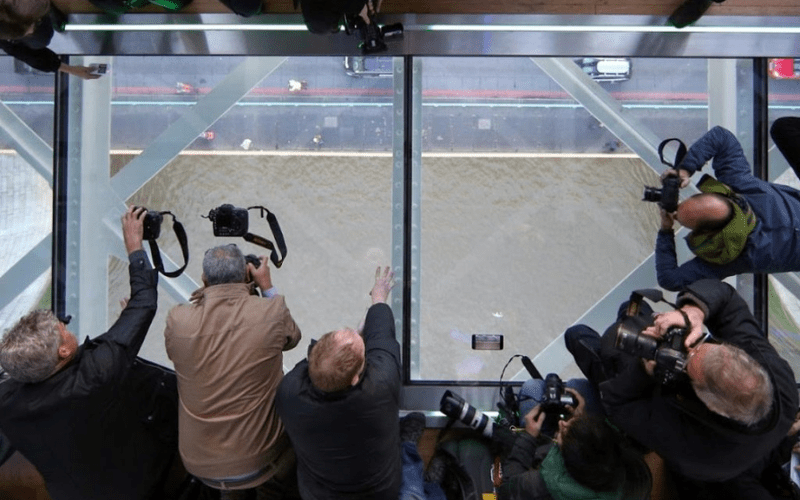 El Tower Bridge de Londres estrena una pasarela transparente hecha a base de vidrios de seguridad.